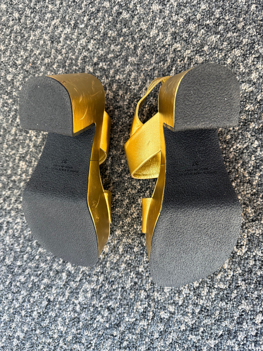 DRIES VON NOTEN GOLD HEELS SIZE 37/7